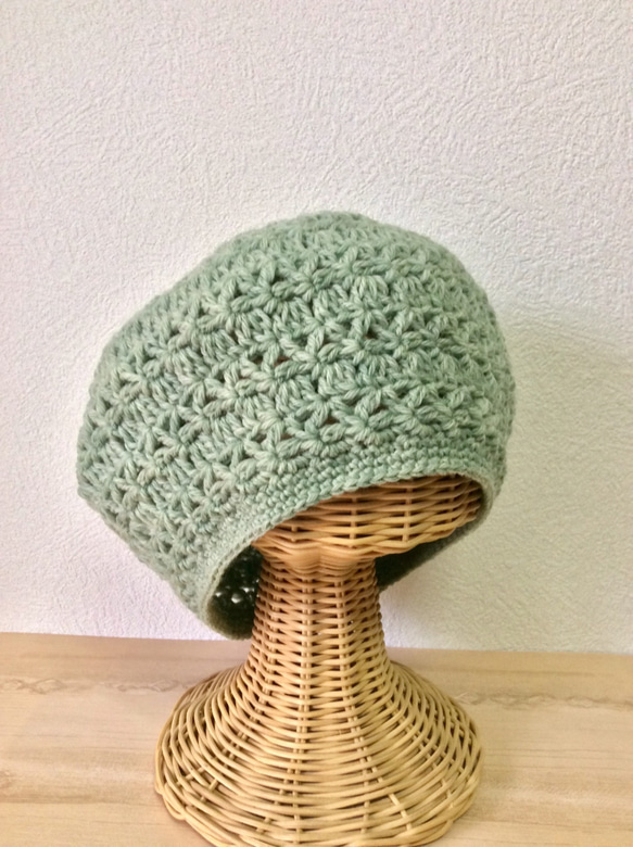 再販＊淡いモスグリーンのベレー帽 ウールの手編み 4枚目の画像
