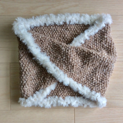 ファーと鹿の子編みのスヌード 引き揃えの手編み ベージュ 4枚目の画像