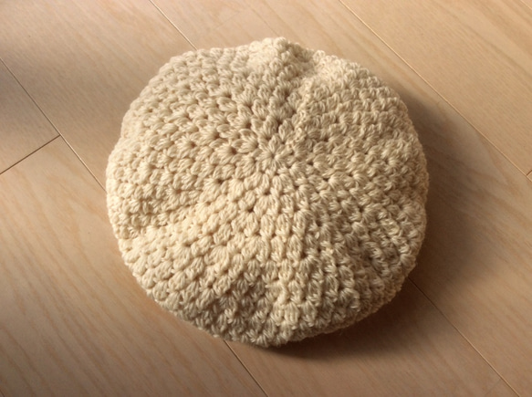 あったかウールのベレー帽 手編み オフホワイト 3枚目の画像