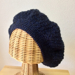 再販＊キッドモヘアのベレー帽 ブルー×ブラック 手編み 1枚目の画像