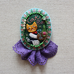 刺繍とフェルトのフリルブローチ CatBar(猫ちゃんのギャルソン) 1枚目の画像