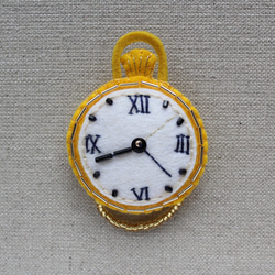 懐中時計のフェルトブローチ 1枚目の画像