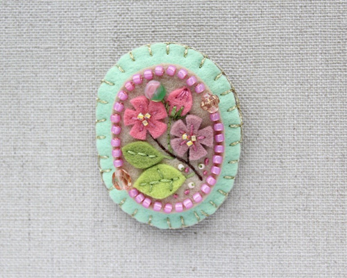 羊毛フェルトブローチ★ハンドメイド★刺繍★ビーズ★ 桜の魅惑 羊毛フェルトブローチ☆ハンドメイド☆刺繍☆ビーズ☆ 桜の魅惑