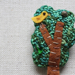 黄色い鳥のいる木　刺繍のフェルトブローチ 3枚目の画像