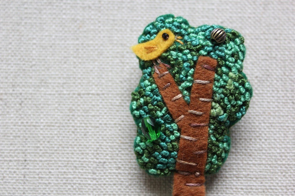 黄色い鳥のいる木　刺繍のフェルトブローチ 3枚目の画像