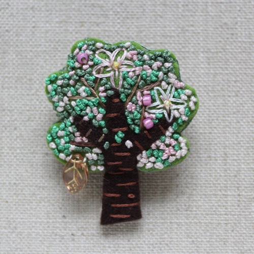 花咲くリンゴの木 刺繍のフェルトブローチ ブローチ StampFactory 通販