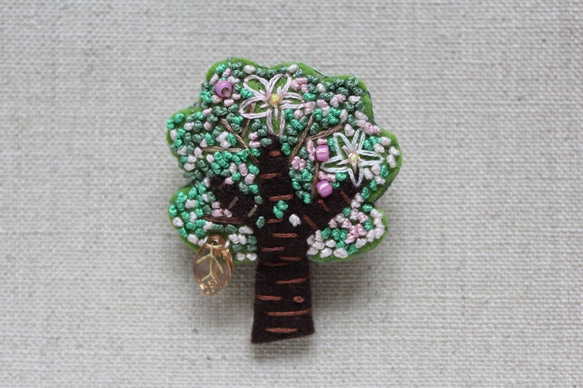 花咲くリンゴの木　刺繍のフェルトブローチ 1枚目の画像
