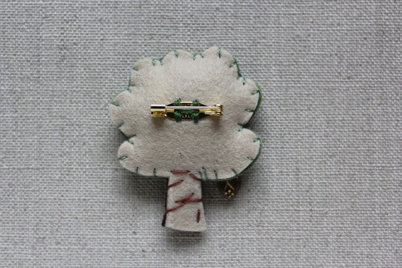 花咲くリンゴの木　刺繍のフェルトブローチ 2枚目の画像