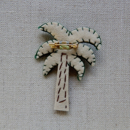 ヤシの木 フェルトと刺繍のブローチ ブローチ StampFactory 通販