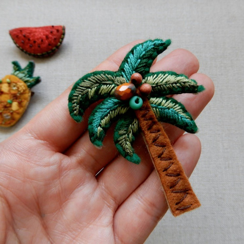 ヤシの木 フェルトと刺繍のブローチ ブローチ StampFactory 通販