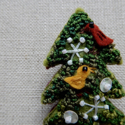 エルフの森のクリスマスツリー　フェルトと刺繍のブローチ 2枚目の画像