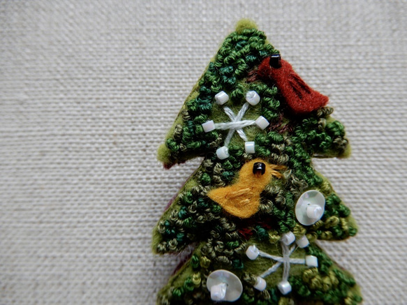 エルフの森のクリスマスツリー　フェルトと刺繍のブローチ 2枚目の画像