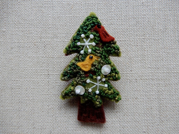 エルフの森のクリスマスツリー　フェルトと刺繍のブローチ 1枚目の画像