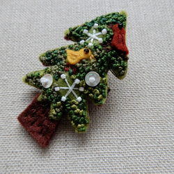 エルフの森のクリスマスツリー　フェルトと刺繍のブローチ 3枚目の画像
