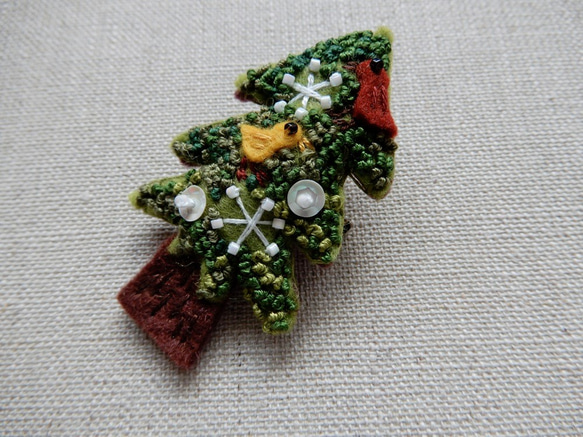 エルフの森のクリスマスツリー　フェルトと刺繍のブローチ 3枚目の画像
