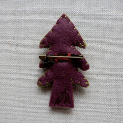 エルフの森のクリスマスツリー　フェルトと刺繍のブローチ 4枚目の画像