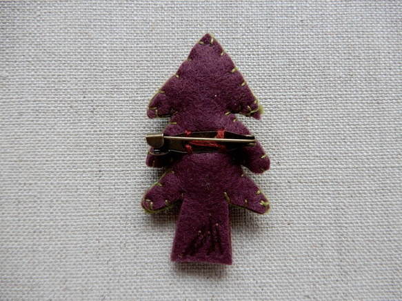 エルフの森のクリスマスツリー　フェルトと刺繍のブローチ 4枚目の画像