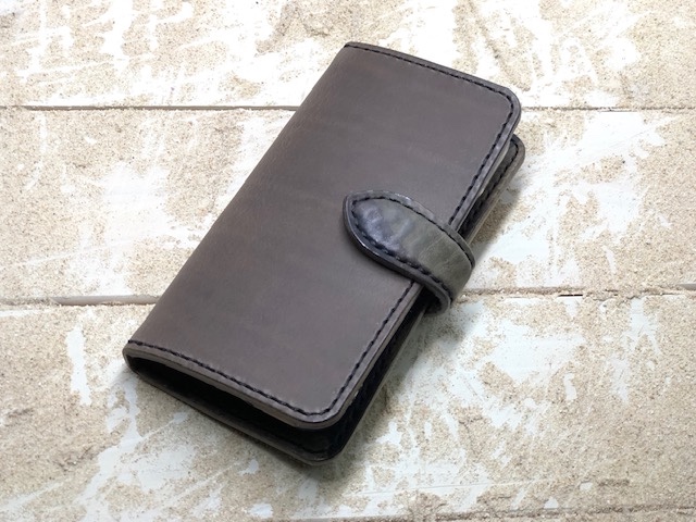 iPhone & android 手帳型　レザーケース　チャコールグレー×カモフラダーク　糸　ブラック