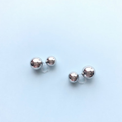 メタリックシルバーボール リバーシブルノンホール ピアス(12mm×10mm) 1枚目の画像