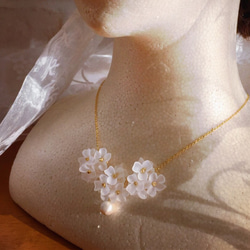 白い小花のペンダント 1枚目の画像