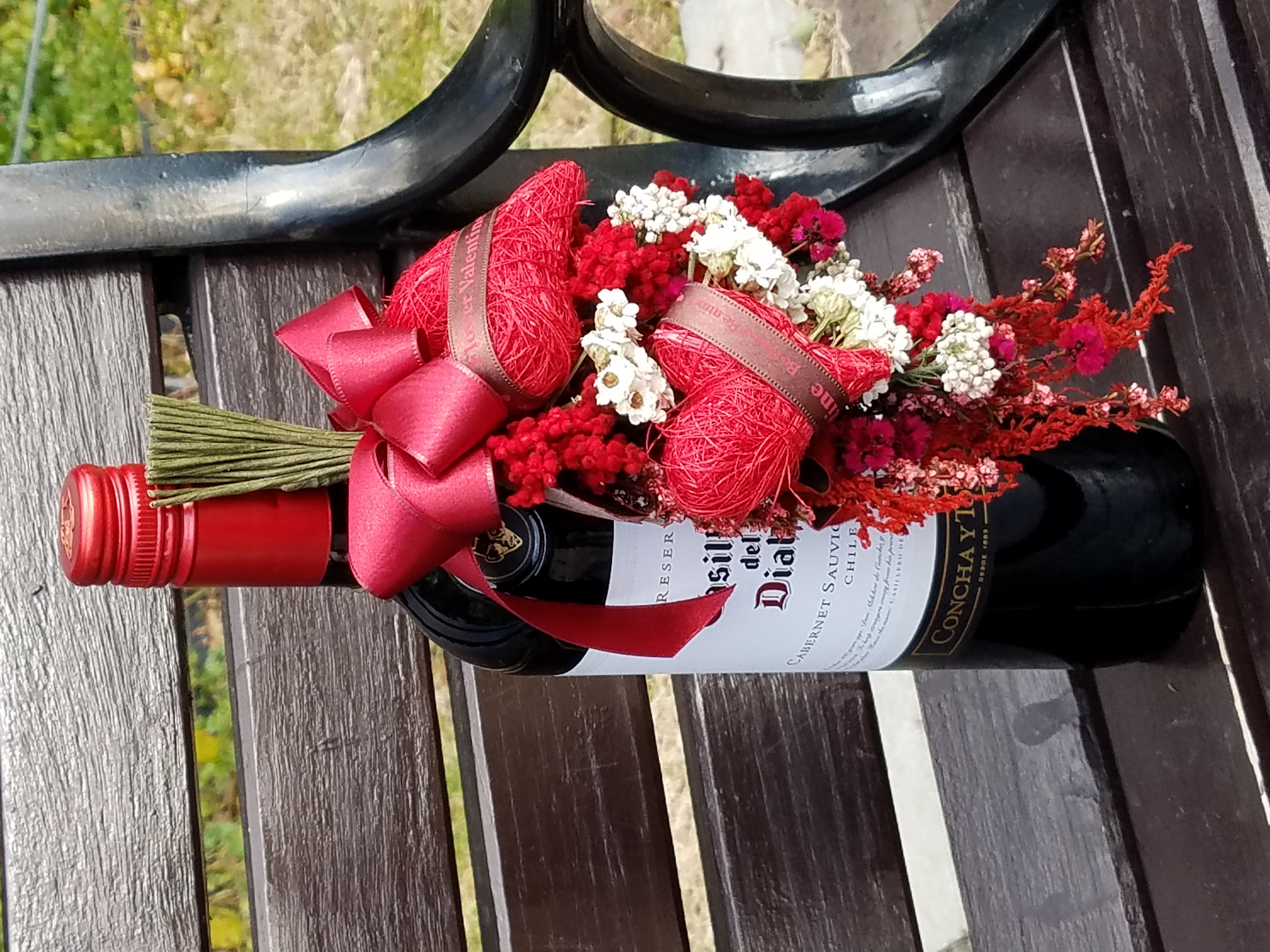 オーストラリアン・ワイルドフラワーのボトルコサージュ（赤・バレンタイン）