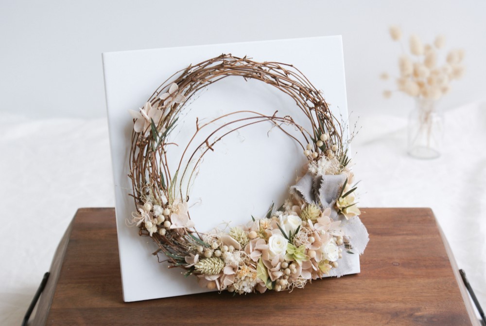 黄色い小花とスモークツリーが可愛いらしい　オーバル型　リース　ドライフラワー 黄色い小花とスモークツリーが可愛いらしい オーバル型 リース ドライ