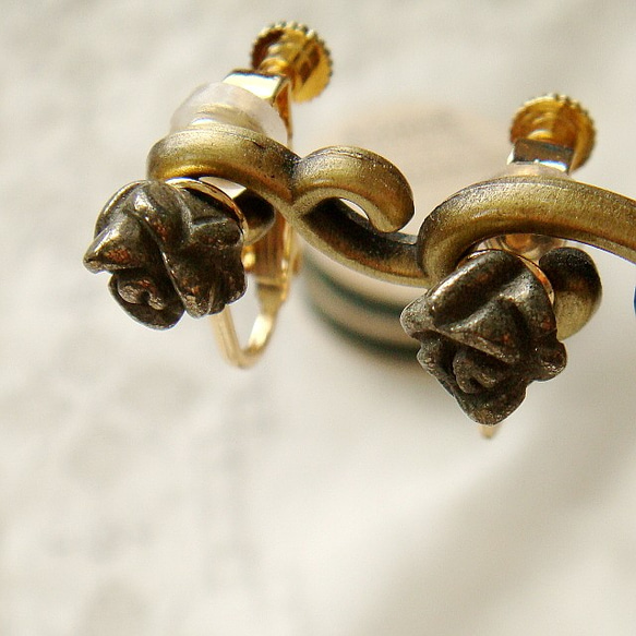 【補貨】玫瑰形金黃鐵礦耳環（耳環可換） 第3張的照片