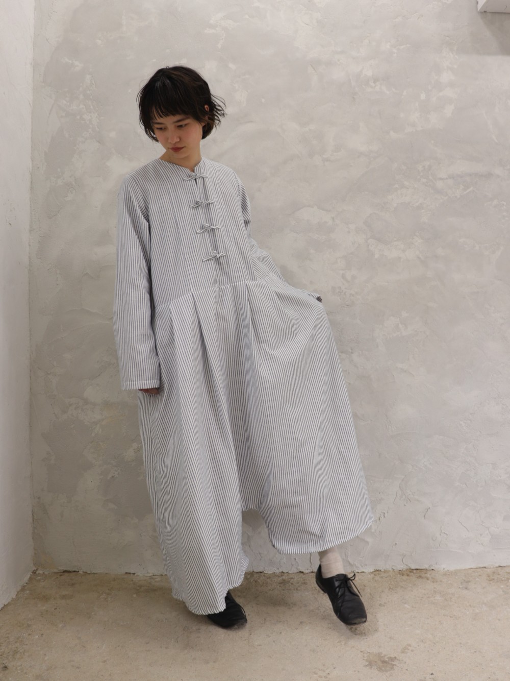 チャイナボタン・ファットサルエルパンツのワンピース。ストライプ
