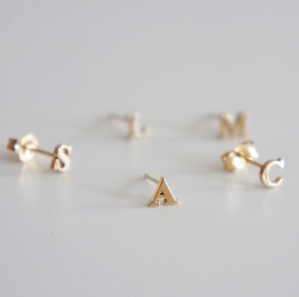 [14金] Alphabet Stud Earring 1枚目の画像