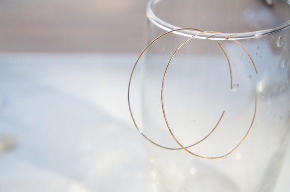 14KGF Thin Oval Hoop Earring 1枚目の画像