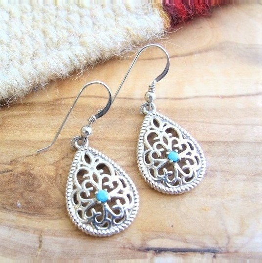 透かし模様のしずくピアス （ターコイズ ）【受注製作】