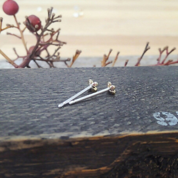 すっごく小さいキンモクセイのピアス　真鍮 8枚目の画像