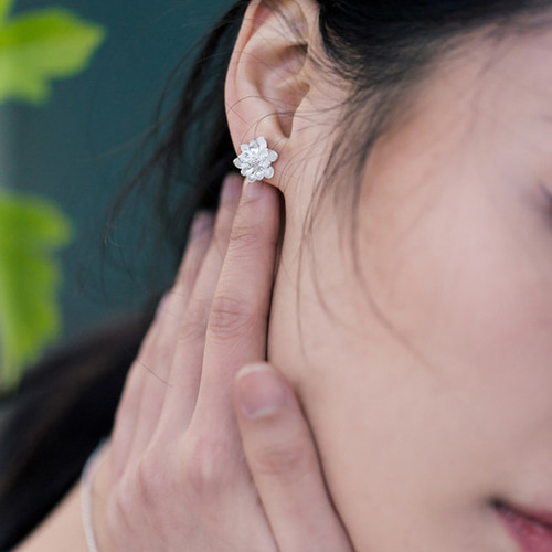 蓮の花のピアス シルバー925 ピアス（スタッド・一粒） S - jewelries