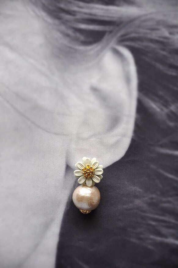 ✧片耳専用ページ✧小花×揺れるコットンパールのピアス（チタン） 5枚目の画像