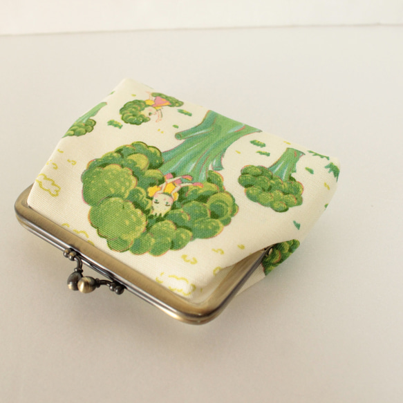 ブロッコリーの妖精　大きく開いてみやすいカードケースがま口　お札も2つ折りではいっちゃうよ。がまぐち　コインケース　薬入 2枚目の画像