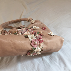 革で作ったお花いっぱいのバッグです。 4枚目の画像