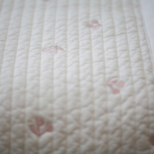 さくらんぼ刺繍のイブルマット150×200cm（ピンクベージュ刺繍