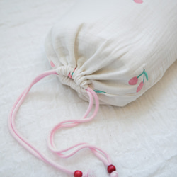 さくらんぼ刺繍の巾着ポーチ（アイボリー） 2枚目の画像