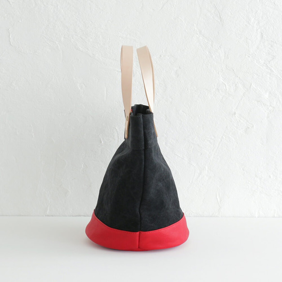 “帶皮革手柄的水桶型托特包”生物洗帆布+真正的牛皮（黑色/紅色） 第7張的照片