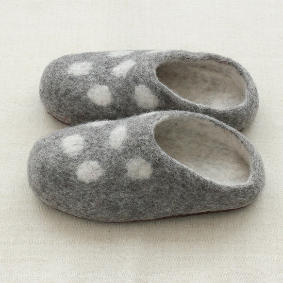 溫暖和溫暖的“羊毛氈房鞋圓點圖案”免費禮物（灰色） 第3張的照片
