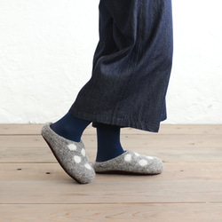溫暖和溫暖的“羊毛氈房鞋圓點圖案”免費禮物（灰色） 第5張的照片