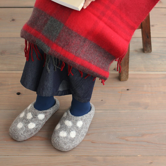 溫暖和溫暖的“羊毛氈房鞋圓點圖案”免費禮物（灰色） 第7張的照片