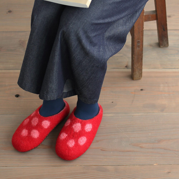 暖和的“羊毛氈房鞋圓點圖案”免費禮物（紅色） 第6張的照片