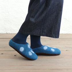 溫暖和溫暖的“羊毛氈房鞋圓點圖案”免費禮物（藍色） 第5張的照片
