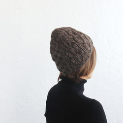 100% 羊毛 Aran 圖案針織帽（巧克力棕色）。 第2張的照片