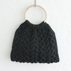 【限時特賣】Aran Pattern Cable Knit 羊毛針織托特包（炭灰色）。 第7張的照片