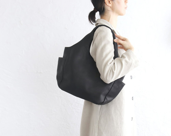 真皮手提包 nim/S 牛皮 B5 尺寸，適用於 11 吋平板電腦（黑色） 第1張的照片