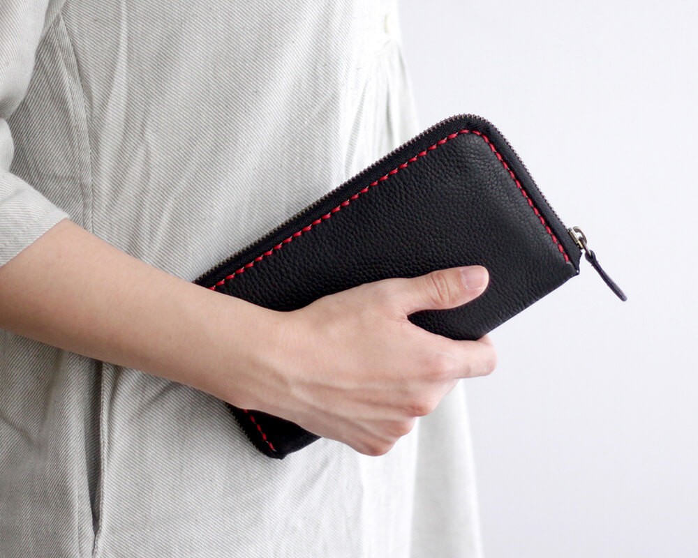 《3日以内発送》本革レザーマルチポーチ　ギフト/通帳/お札/コンパクト/長財布/パスポートケース （ブラック/レッド）