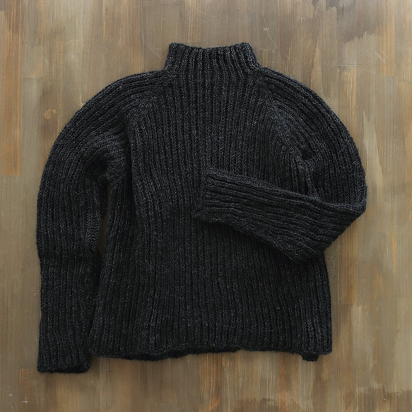 《限定1》羊毛100% 手編みウールニット 片畦ハイネックセーター （チャコール）. 8枚目の画像