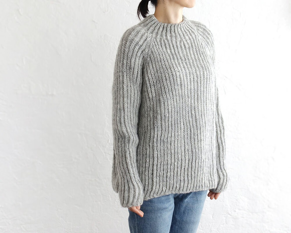 《限定1》羊毛100% 手編みウールニット 片畦ハイネックセーター （ライトグレー）. 1枚目の画像